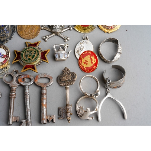 219 - A bag of assorted pin badges, medallions, modern silver rings, keys silver cufflinks, etc (1 bag)