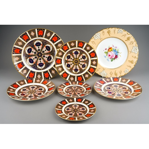 364 - Six Royal Crown Derby Imari 1128 pattern plates, comprising a dinner plate, three 21.5cm dessert pla... 