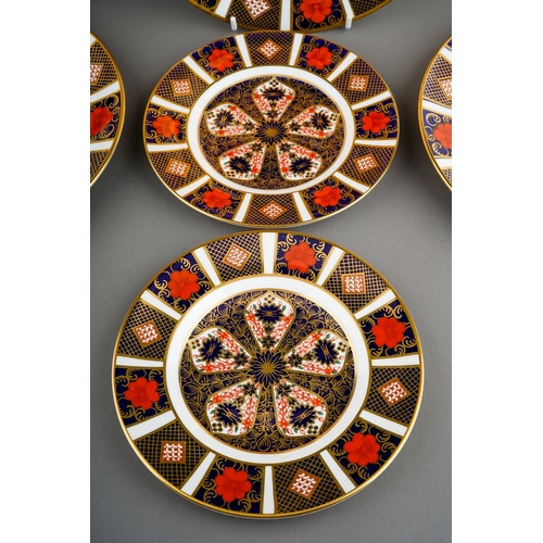 364 - Six Royal Crown Derby Imari 1128 pattern plates, comprising a dinner plate, three 21.5cm dessert pla... 