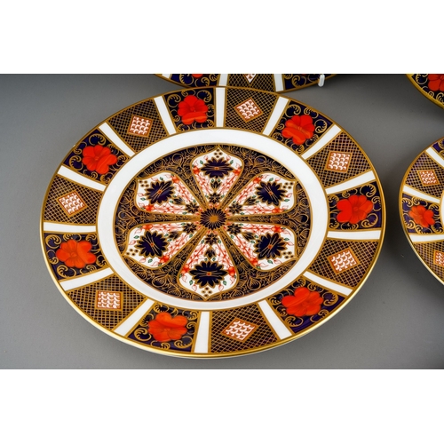 364 - Six Royal Crown Derby Imari 1128 pattern plates, comprising a dinner plate, three 21.5cm dessert pla... 