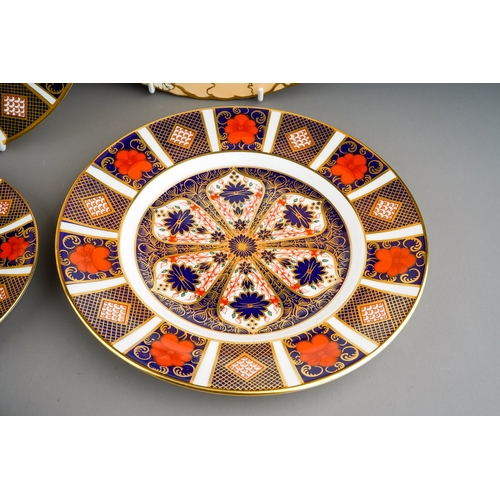 364 - Six Royal Crown Derby Imari 1128 pattern plates, comprising a dinner plate, three 21.5cm dessert pla... 