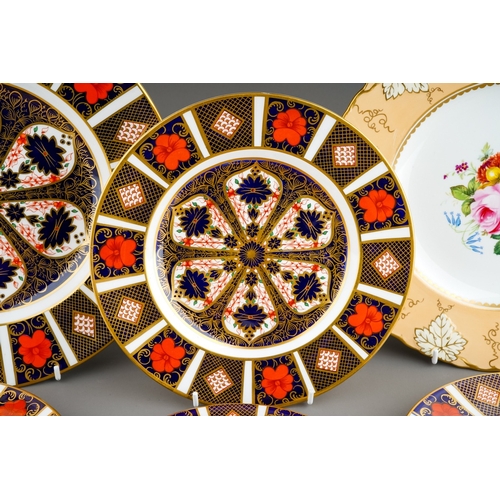 364 - Six Royal Crown Derby Imari 1128 pattern plates, comprising a dinner plate, three 21.5cm dessert pla... 