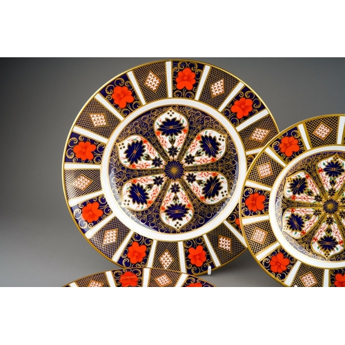 364 - Six Royal Crown Derby Imari 1128 pattern plates, comprising a dinner plate, three 21.5cm dessert pla... 