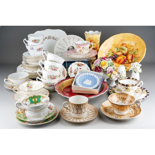 400 - Collection of porcelain to include Wedgwood Jasper ware, Aynesley Orchard gold items, trios of vario... 