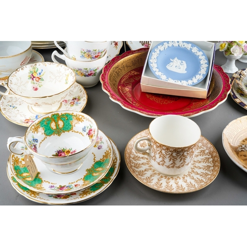 400 - Collection of porcelain to include Wedgwood Jasper ware, Aynesley Orchard gold items, trios of vario... 