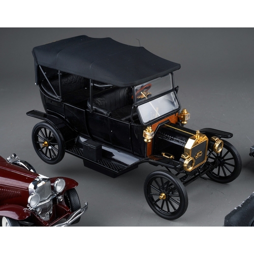 467 - Assorted Franklin Mint die-cast model cars to include:  1:16 scale 1913 Model T with certificate, pa... 