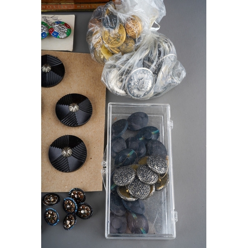 497 - Assorted vintage metal, bakelite, mother-of-pearl and painted ceramic buttons, various designs, some... 