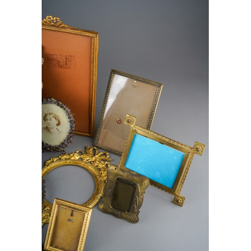 506 - Assorted early 20th Century gilt metal photograph frames, various sizes and designs (1 box)