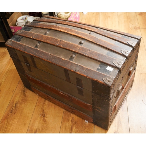 522 - A vintage trunk with beech slat supports, fitted interior with 1920s decoupage style decoration, 67 ... 