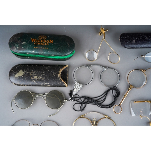 528 - Assorted vintage lorgnettes and magnifying glasses, some gilt metal frames, some yellow metal(1 box ... 