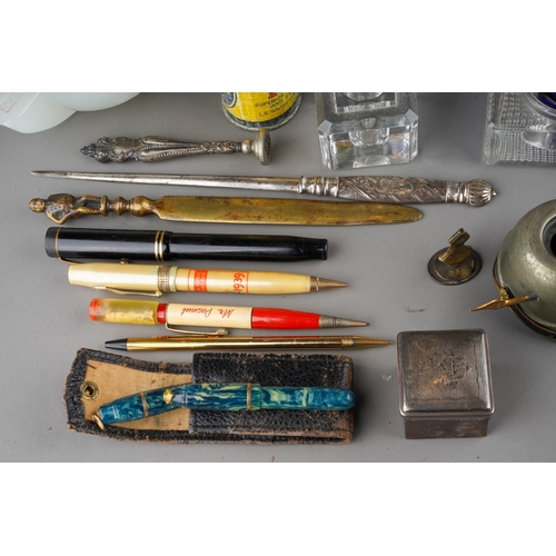 535 - Assorted early 20th Century American pens to include: a Parker Duofold fountain pen, the cover with ... 