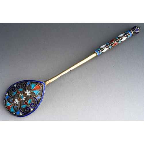 552 - A late 19th Century Russian 84 Standard silver gilt and cloisonne spoon, stamped to side of stem, gr... 