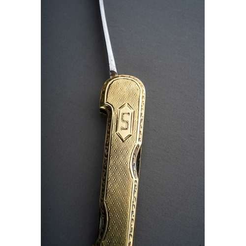 555 - A late 19th Century yellow metal pen knife (marked 14k), engine turned body engraved with S initial