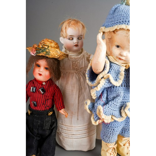 558 - A collection of vintage dolls to include: a Georgian style peg doll with painted face, wool hair, ye... 