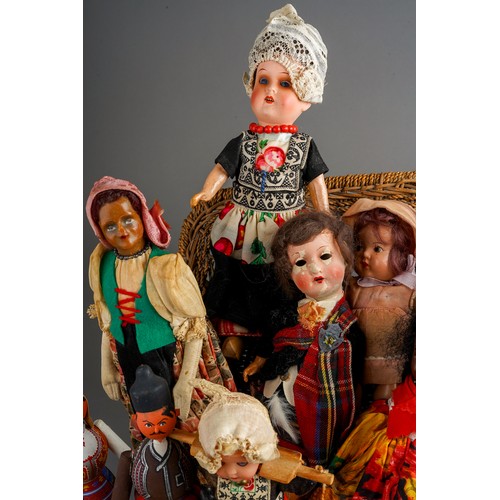 559 - Assorted vintage dolls including Alexander Doll Co New York Dionne Quintuplets; Ginny Dolls - Little... 