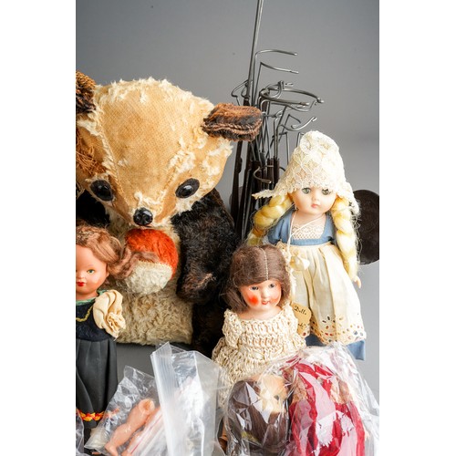 559 - Assorted vintage dolls including Alexander Doll Co New York Dionne Quintuplets; Ginny Dolls - Little... 