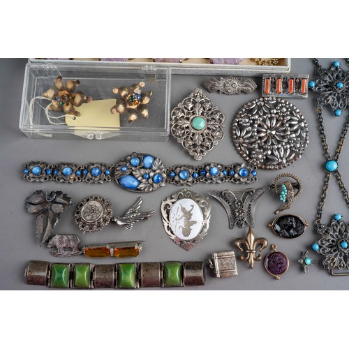 560 - A collection of jewellery to include quantity of silver brooches, Chinese pin jade bracelet, black a... 