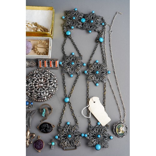 560 - A collection of jewellery to include quantity of silver brooches, Chinese pin jade bracelet, black a... 