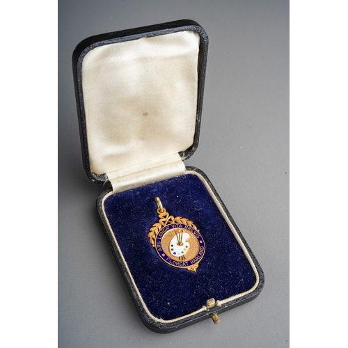 586 - 18ct gold and enamel medallion for ARS Longa Vita Brevis Floreat Harland, gross weight 9.1g, in orig... 