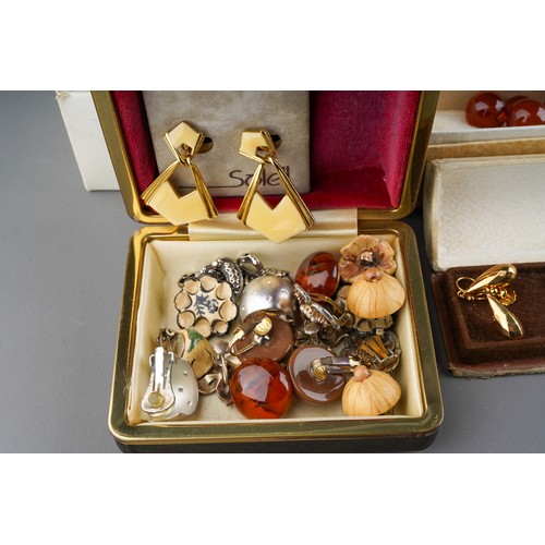 588 - Quantity of jewellery including silver brooches and pins, various bead necklaces, clip on earrings, ... 