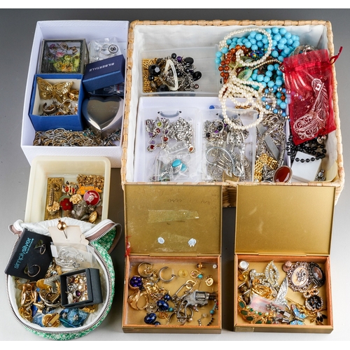 642 - Large collection of costume jewellery to include pearls, beads, pendants, brooches, earings etc.