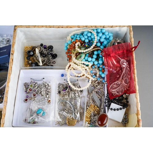 642 - Large collection of costume jewellery to include pearls, beads, pendants, brooches, earings etc.