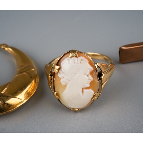 644 - A small parcel of 9ct gold jewellery, including a cameo ring, two pairs of hoop earrings, a short ch... 