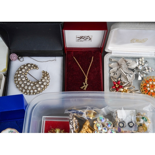 654 - Collection of costume jewellery including horn carved brooches, 1950s brooches and earrings, enamel ... 