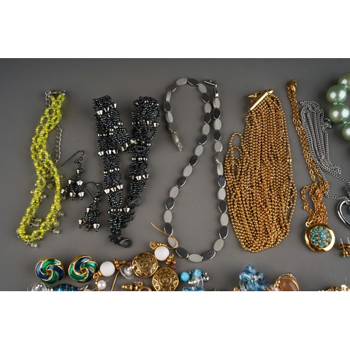 688 - Assorted costume vintage jewellery 1970s and 80s earrings approx 36 pairs to include crystal, faux p... 