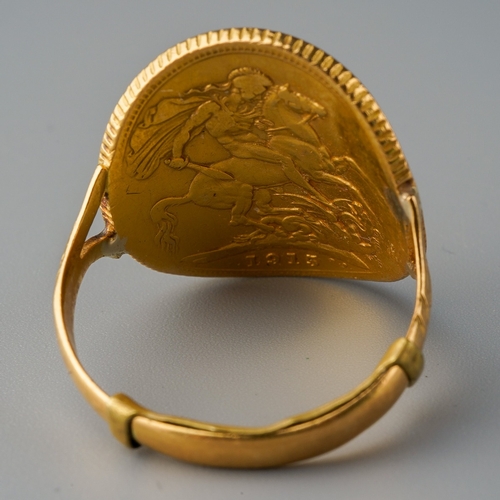 699 - Coin ring - 1915 sovereign on a 22 ct gold band, gross weight 9.4g, UK size S