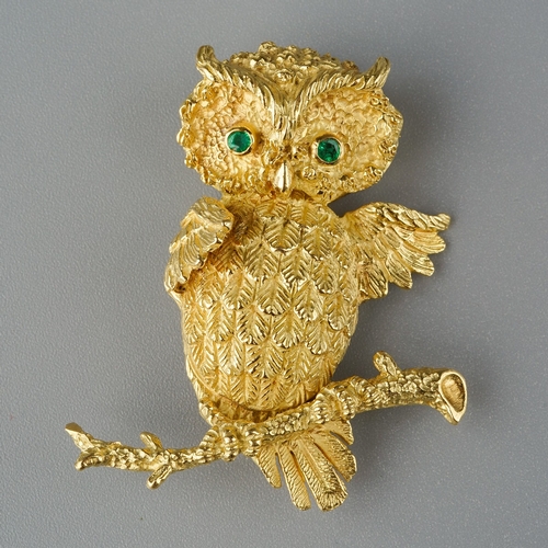 715 - A NOVELTY BROOCH, designed as an owl, with green gem eyes, stamped 18K, approx length 45mms, gross w... 