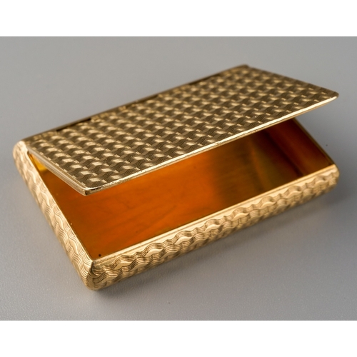 729 - A Georgian style 9ct gold snuff or vesta case with basket weave engine turned decoration to entire b... 