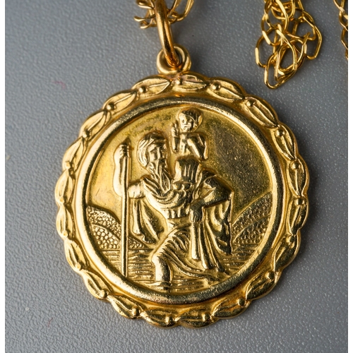 762 - Two 9 ct gold money blocks, 9 ct gold chain, 9 ct gold religious pendant on chain. Gross weight appr... 