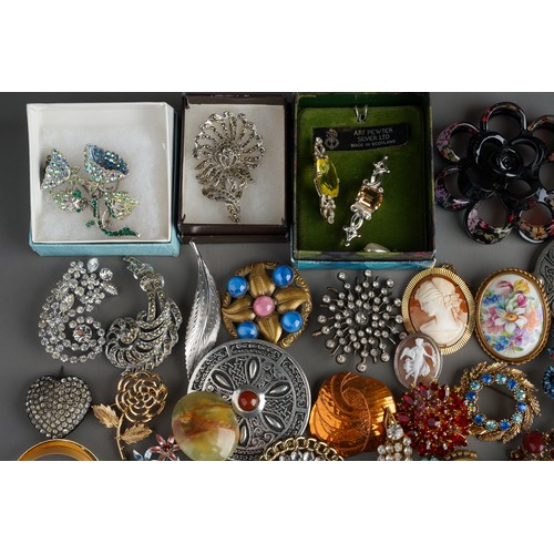 783 - A large collection of brooches to include: mid Century silver, marquisite, enamel, pewter, pearl set... 