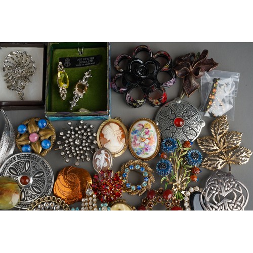 783 - A large collection of brooches to include: mid Century silver, marquisite, enamel, pewter, pearl set... 