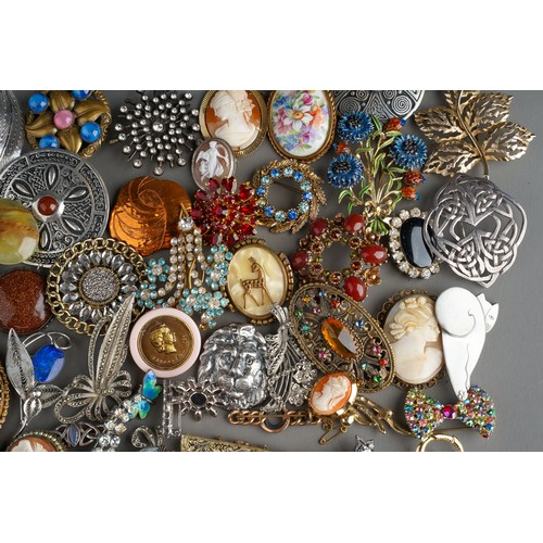 783 - A large collection of brooches to include: mid Century silver, marquisite, enamel, pewter, pearl set... 