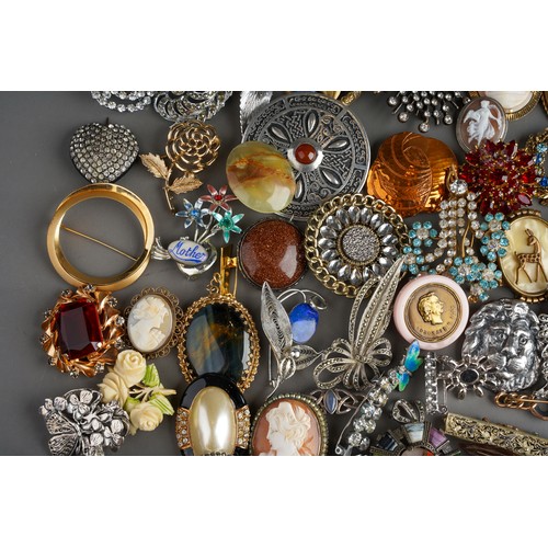 783 - A large collection of brooches to include: mid Century silver, marquisite, enamel, pewter, pearl set... 