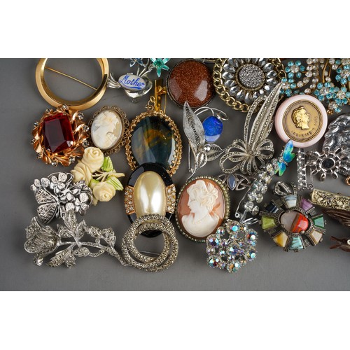 783 - A large collection of brooches to include: mid Century silver, marquisite, enamel, pewter, pearl set... 