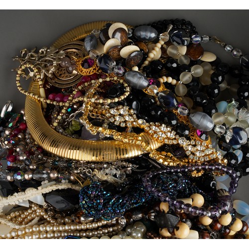 784 - A large collection of costume jewellery mainly necklaces, beaded and stone set, gold plated, pearls,... 