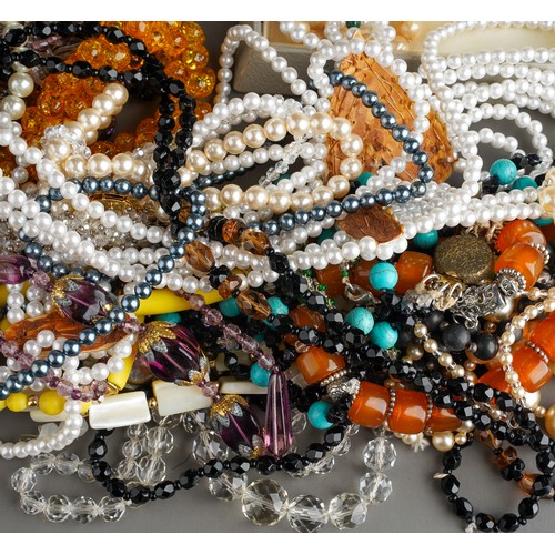 784 - A large collection of costume jewellery mainly necklaces, beaded and stone set, gold plated, pearls,... 