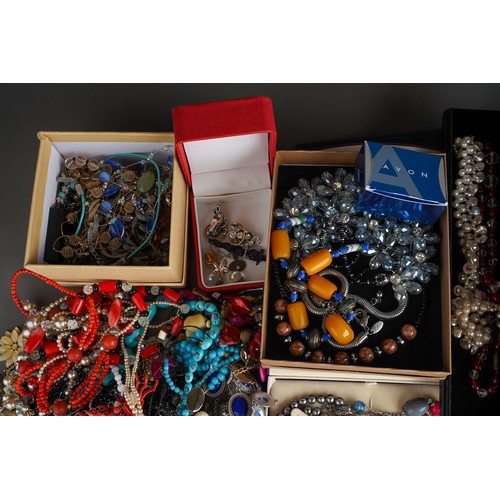 785 - A large quantity of costume jewellery mainly necklaces and beaded necklaces, glass, amber, pewter, v... 