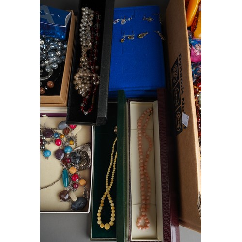 785 - A large quantity of costume jewellery mainly necklaces and beaded necklaces, glass, amber, pewter, v... 