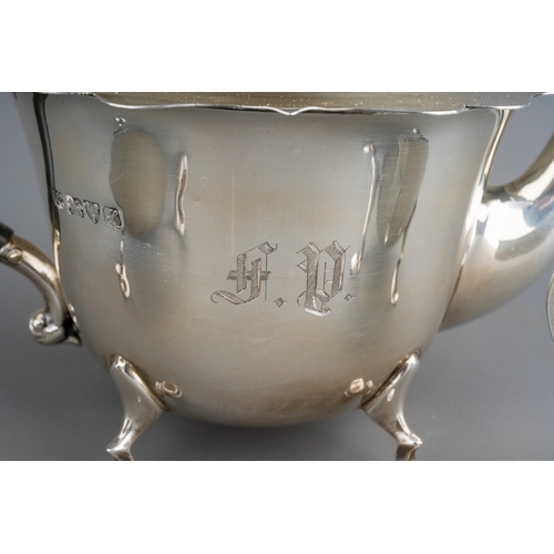 857 - A George V silver three piece bachelor's tea set, of circular form with wavy rims, on four cabriole ... 