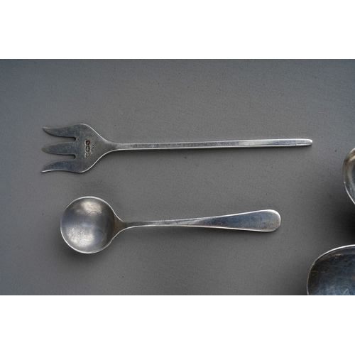 870 - A collection of silver to include: 19th Century fiddle pattern teaspoons, hallmarked London except o... 