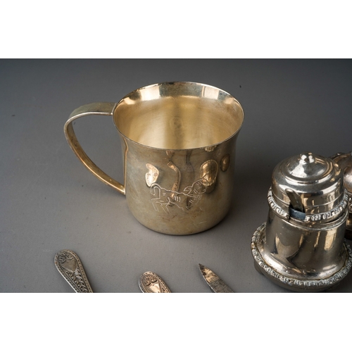 881 - A group of silver to include: a pair of late Victorian Scottish bright cut caddy spoons, hallmarked ... 