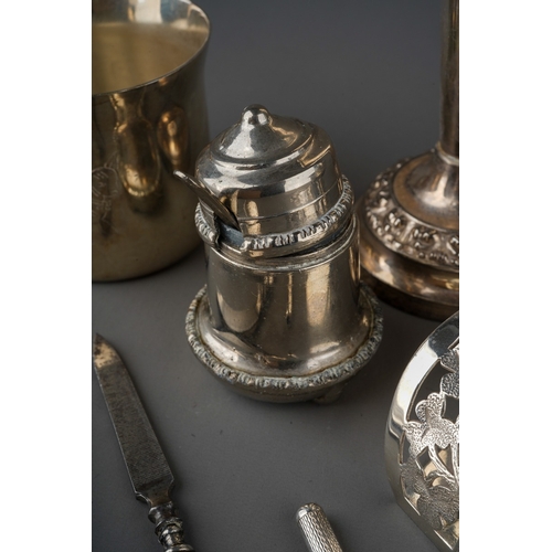 881 - A group of silver to include: a pair of late Victorian Scottish bright cut caddy spoons, hallmarked ... 