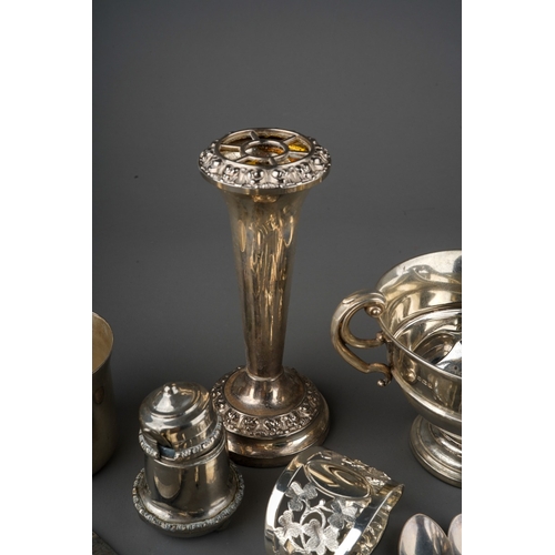 881 - A group of silver to include: a pair of late Victorian Scottish bright cut caddy spoons, hallmarked ... 