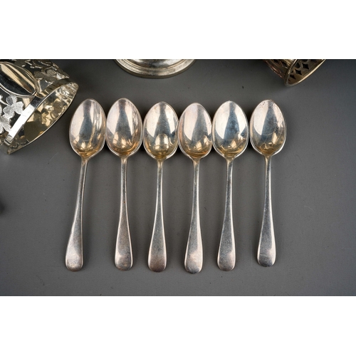 881 - A group of silver to include: a pair of late Victorian Scottish bright cut caddy spoons, hallmarked ... 