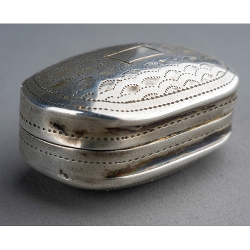 886 - A George III silver vinaigrette, shaped oval with engraved decoration, plain pierced grille, hallmar... 