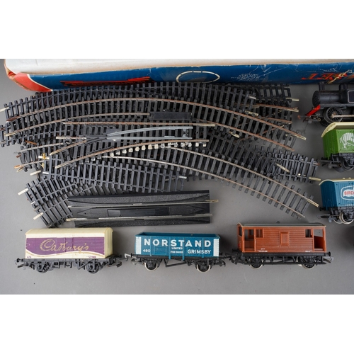 994 - A boxed Hornby Inter-City 125 Set R.546, incomplete and a box of loose 00 gauge railwayana, includin... 